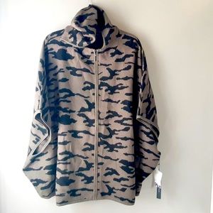 Tahari camo hooded knit pancho. Size 2X/3X